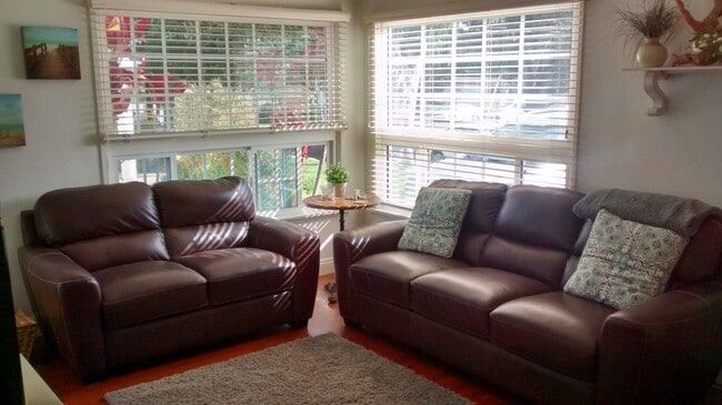 Living room - 1611 Greenwood Ave