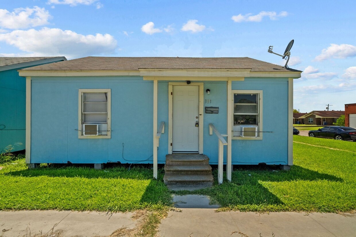 Primary Photo - Lovely 1 Bedroom / 1 Bath
