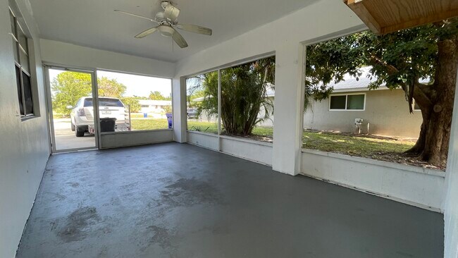 Cochera en la parte delantera - 900 NW 10th Terrace