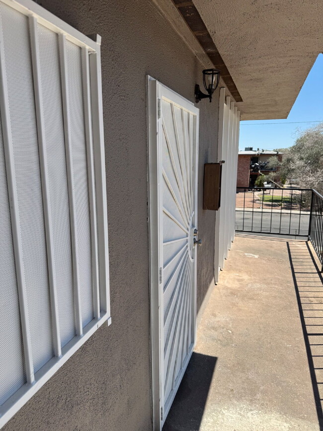 Building Photo - Ideal 2nd floor unit refreshed and ready to lease!