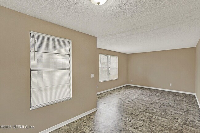 Foto del edificio - 475 Crabapple Ct