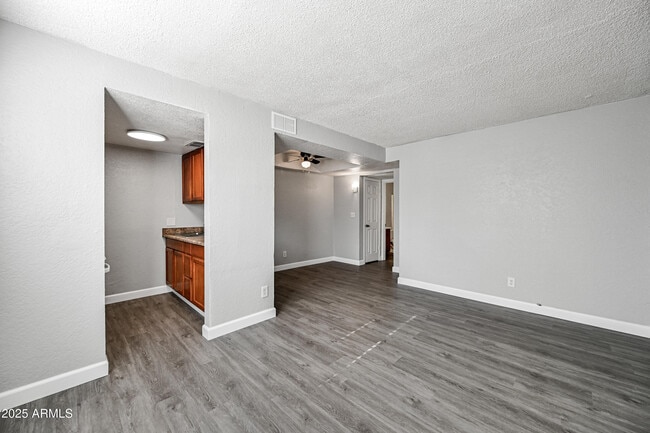 Foto del edificio - 3141 E Cypress St