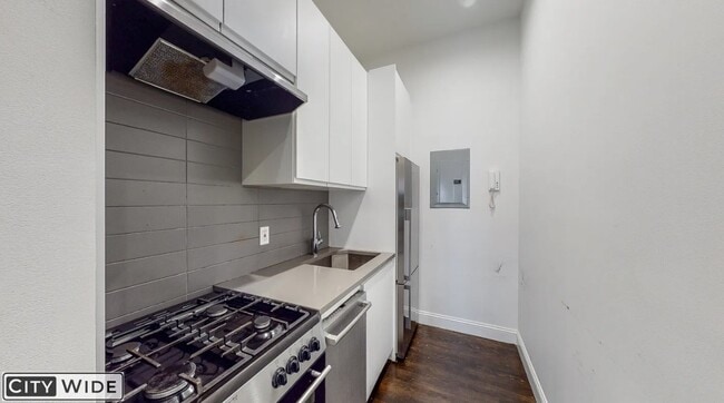 Building Photo - 28 W 48th St