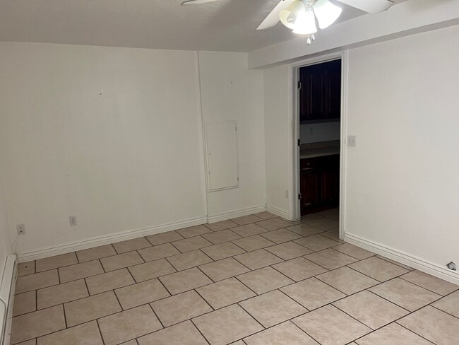 Building Photo - College Ave - 163