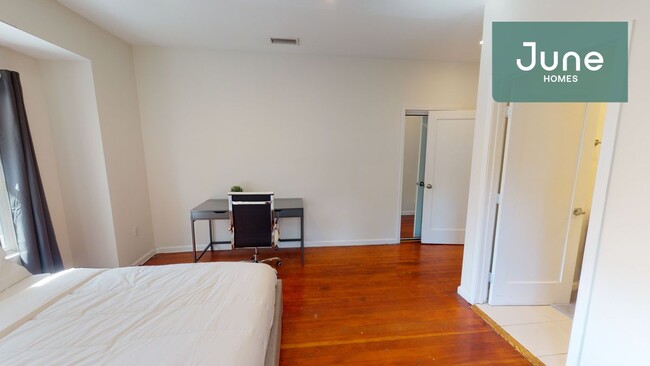 Building Photo - ROOM ONLY in 10-bed/9.0-bath Home