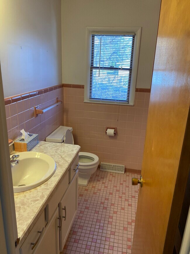 Tiled bath - 88 Daytona Ave