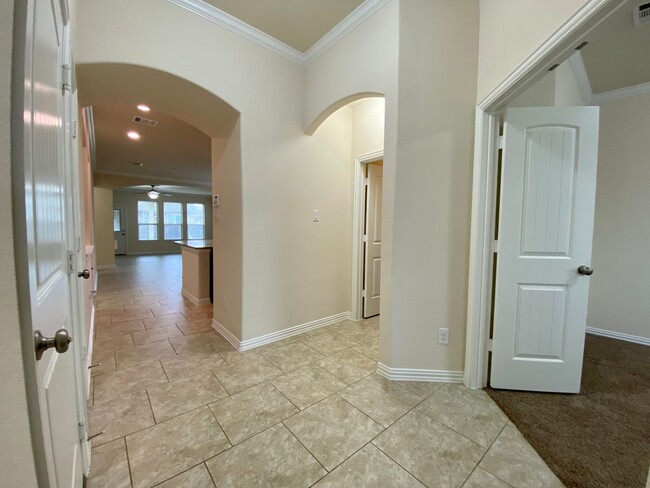 Building Photo - Stunning 3 bed 2 bath in Falcone Pointe!!!