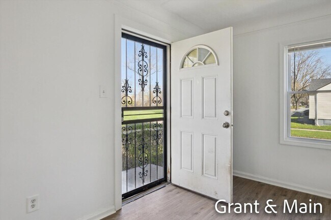 Foto del edificio - $1249 3 bedroom bungalow