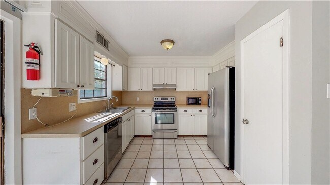 Building Photo - 1304 Merry Oaks Dr