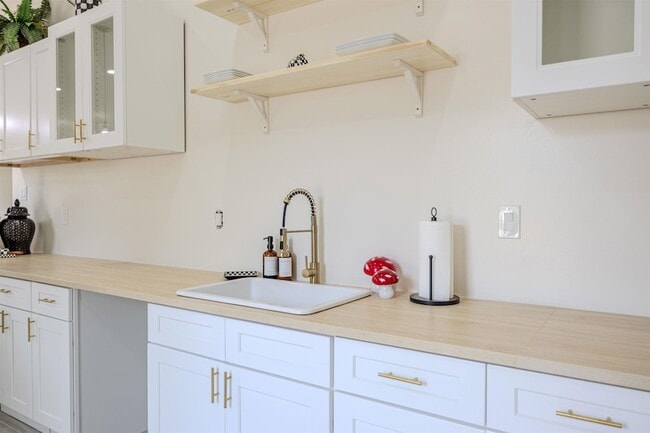 Building Photo - 1061 Shaw Pl