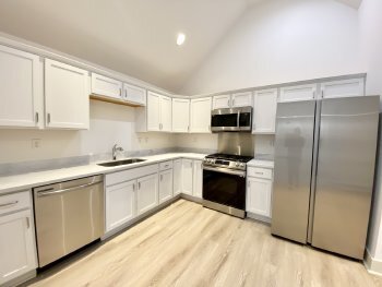 Building Photo - One Bedroom Apartment Walking Distance to Old Town Bluffton!