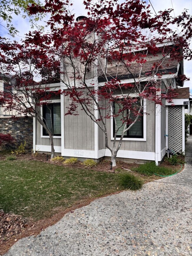 Building Photo - 730 University Dr
