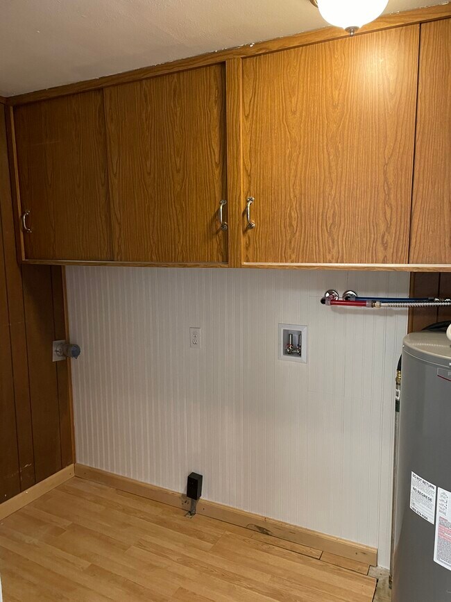 Washer/dryer hook ups - 3122 N Cheyenne St