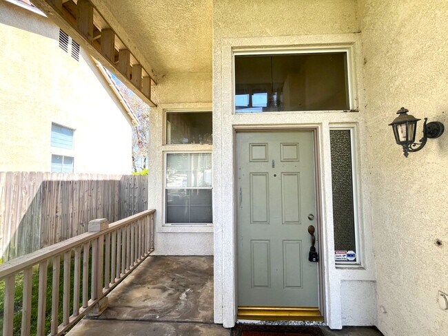 Foto del edificio - 4 bed, 2.5 bath located in Corona, CA!