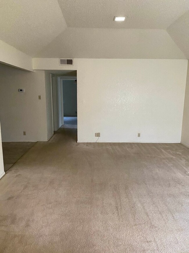 Building Photo - Half Duplex ready for immediate move-in!
