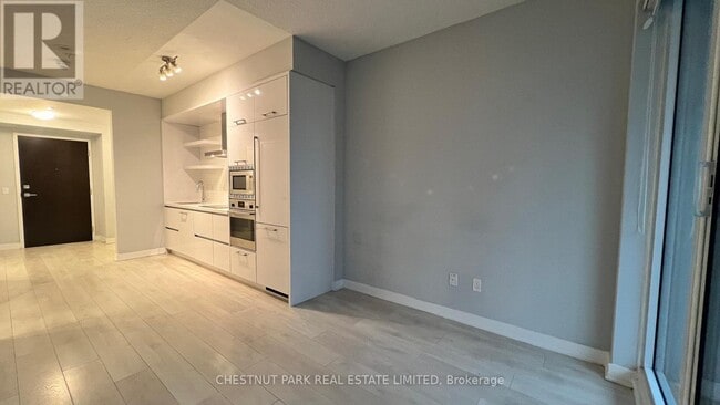 Photo du bâtiment - 2221 Yonge St