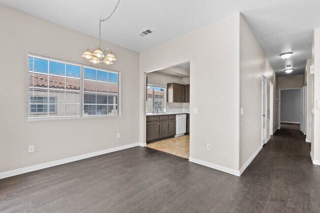 Building Photo - Gorgeous 2 Bedroom Townhome with attached ...