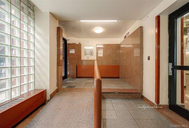 Foto del edificio - 94-30 60th Ave