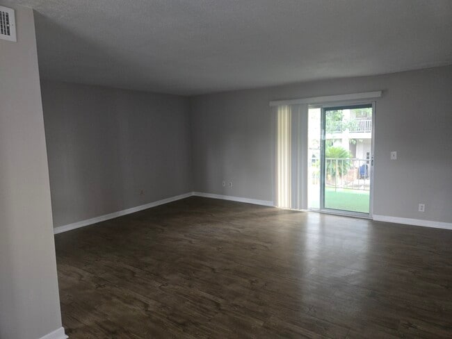 Building Photo - 3600 Chateau Dr