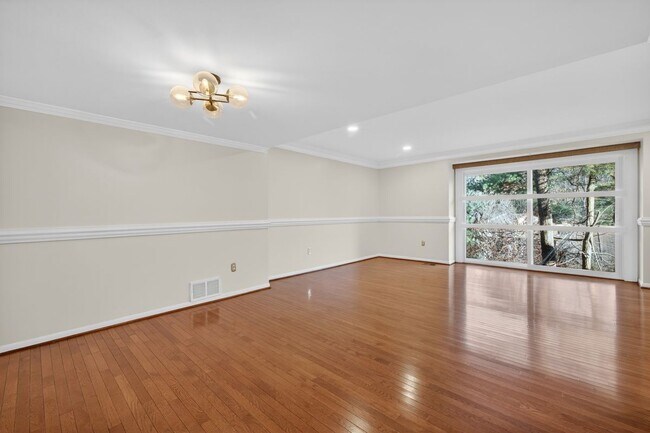 Foto del edificio - 9250 Three Oaks Dr