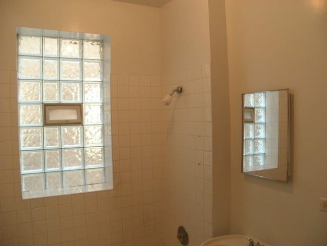Building Photo - Large 1BR w/Heat!  51st King Dr