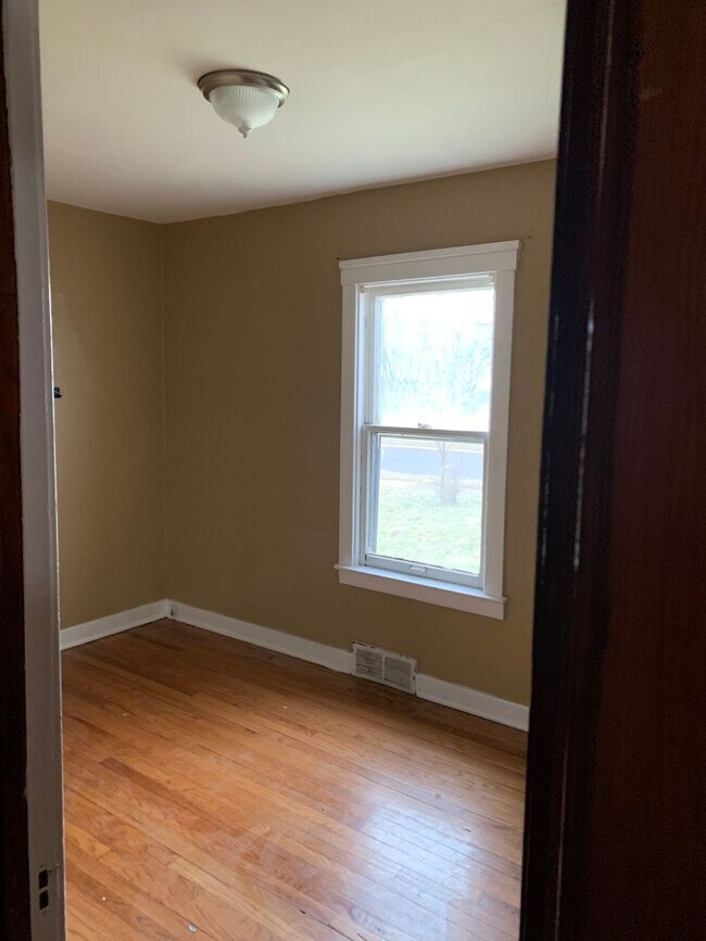 Building Photo - 2 Bedroom 1 Bath $1000