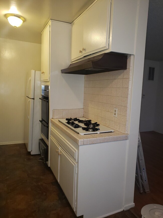 Kichen - 612 N Orange Dr