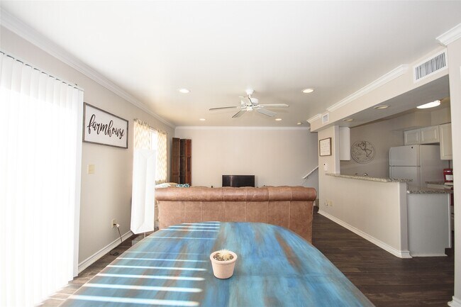 Foto del edificio - 1527 Creekside Ln