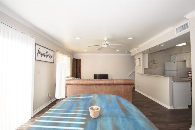 Foto del edificio - 1527 Creekside Ln