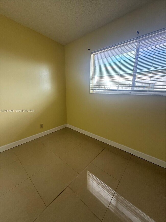 Foto del edificio - 8740 N Sherman Cir