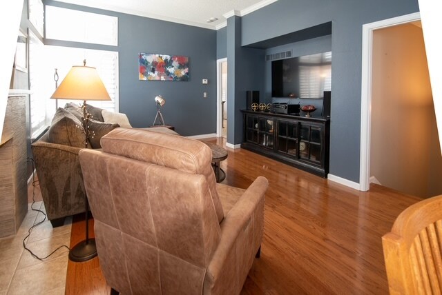 Spacious living room - 5555 E Briarwood Ave