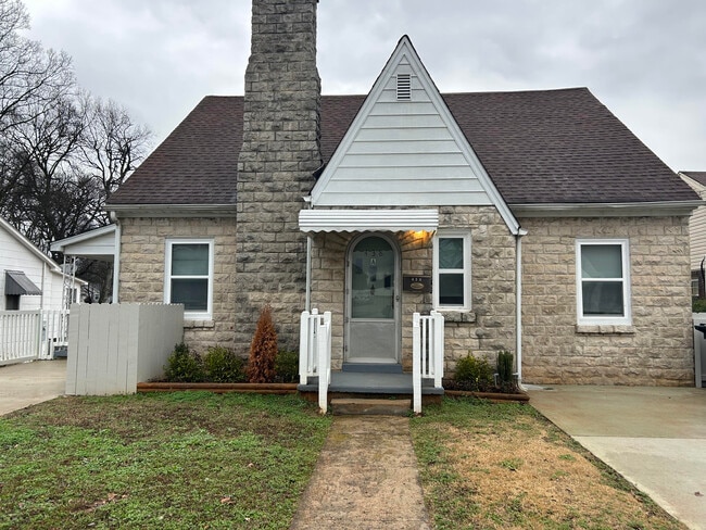 Building Photo - 438 N Cypress St