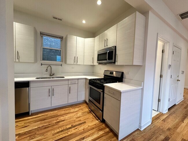 Building Photo - 1452 N Greenview Ave