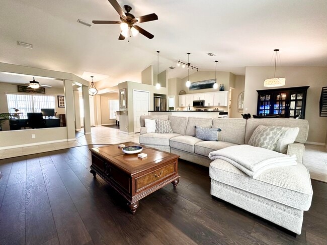 Building Photo - 174 SW Sea Lion Rd