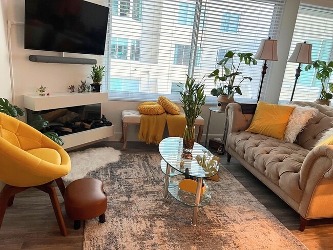 Building Photo - Charming 1BR/1BA Condominium in Financial ...
