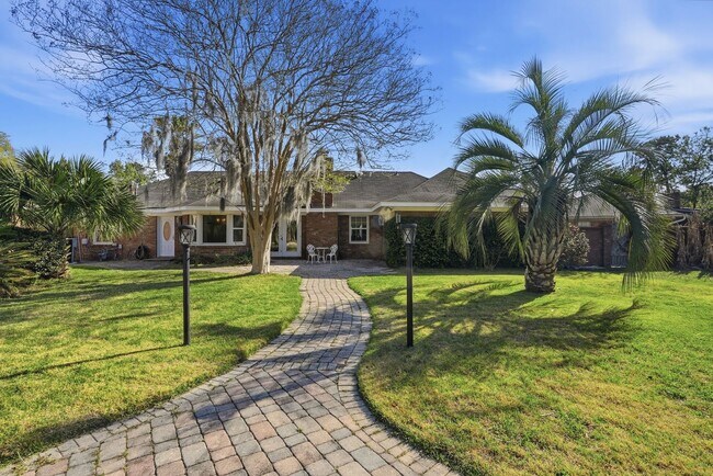 Foto del edificio - Mayfair Home For Lease with Backyard Oasis!