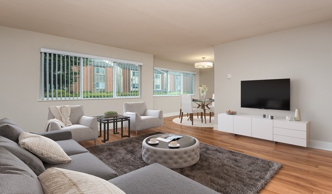 Sala de estar amplia con excelente luz natural - Pacifica Park Apartments