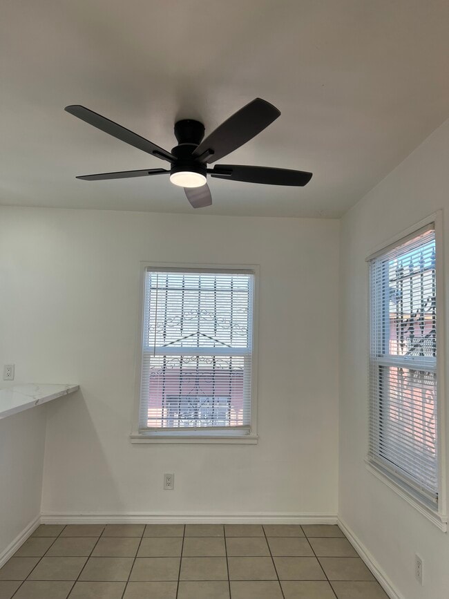 Fotografía del edificio - 3551 W Manchester Blvd