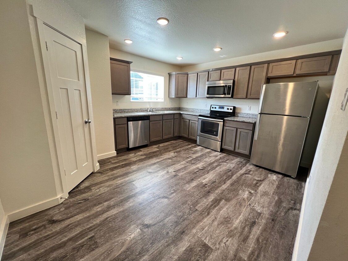 Foto principal - Bridgestone Crossing -3 bedroom 2.5 bath i...