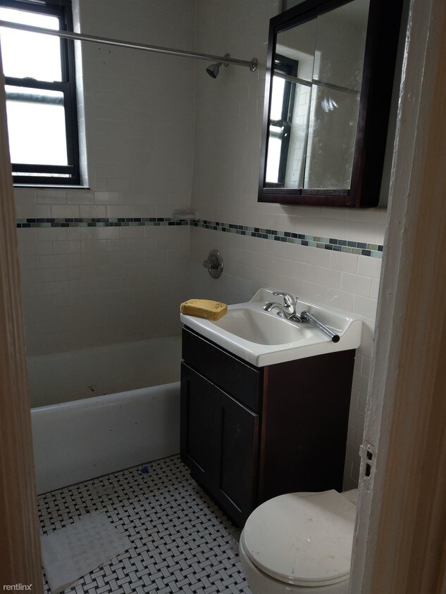 Foto del edificio - 11818 Metropolitan Ave