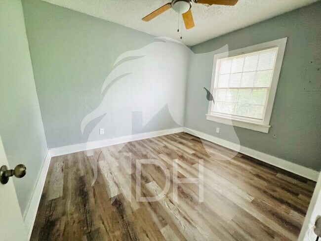 Foto del edificio - "Charming 2-Bedroom Retreat on Northwest L...