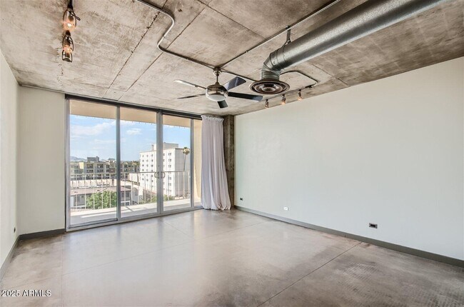 Building Photo - 207 W Clarendon Ave