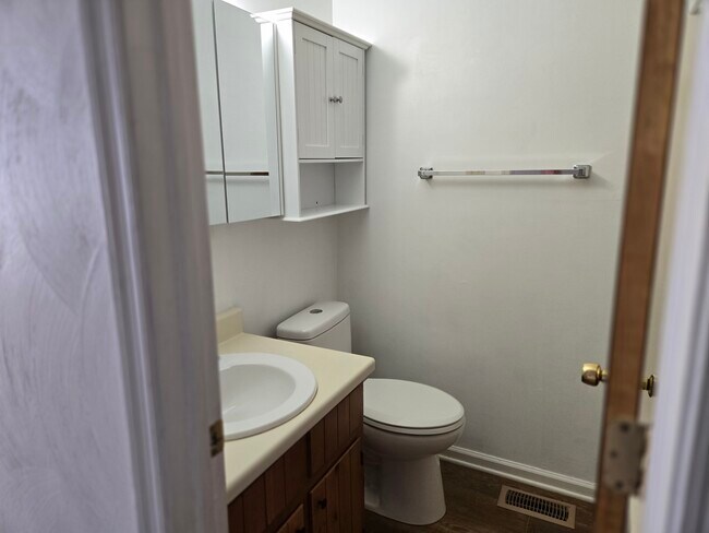 Baño completo - 2032 Elmhurst Ln
