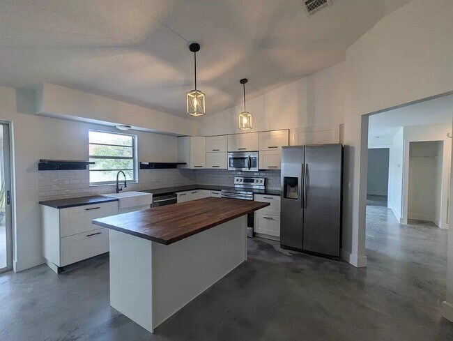 Foto del edificio - 1515 Golden Poppy Ct