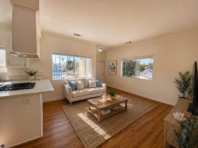 Foto del edificio - Upstairs 2BD Apartment Home! Great PB Location! Garage! AC!