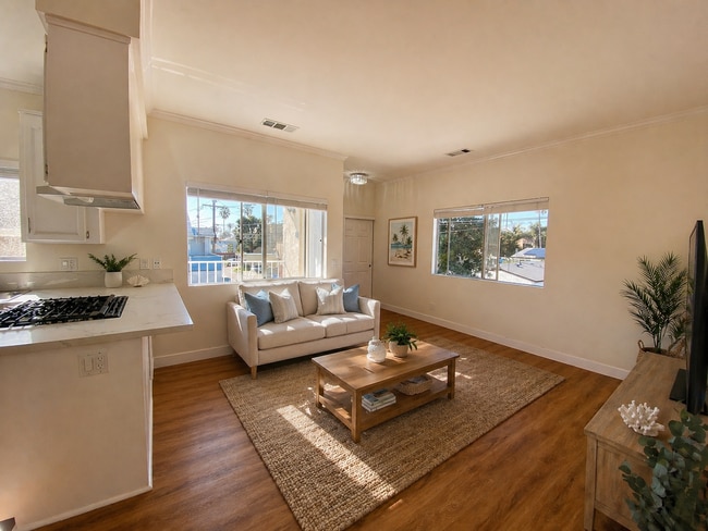 Building Photo - Upstairs 2BD Apartment Home! Great PB Location! Garage! AC!