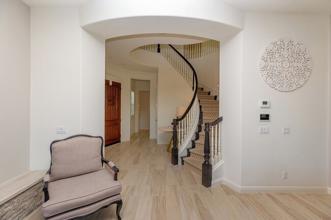 Building Photo - Gorgeous Home in Lake Forest!