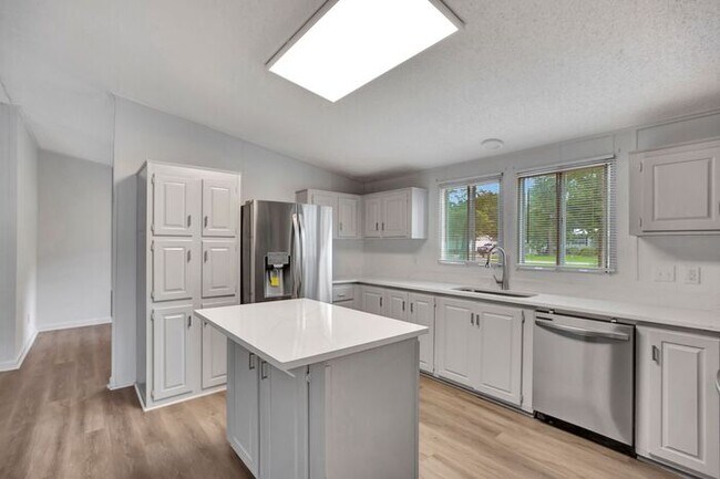 Foto del edificio - Completely renovated home in Summerville. ...