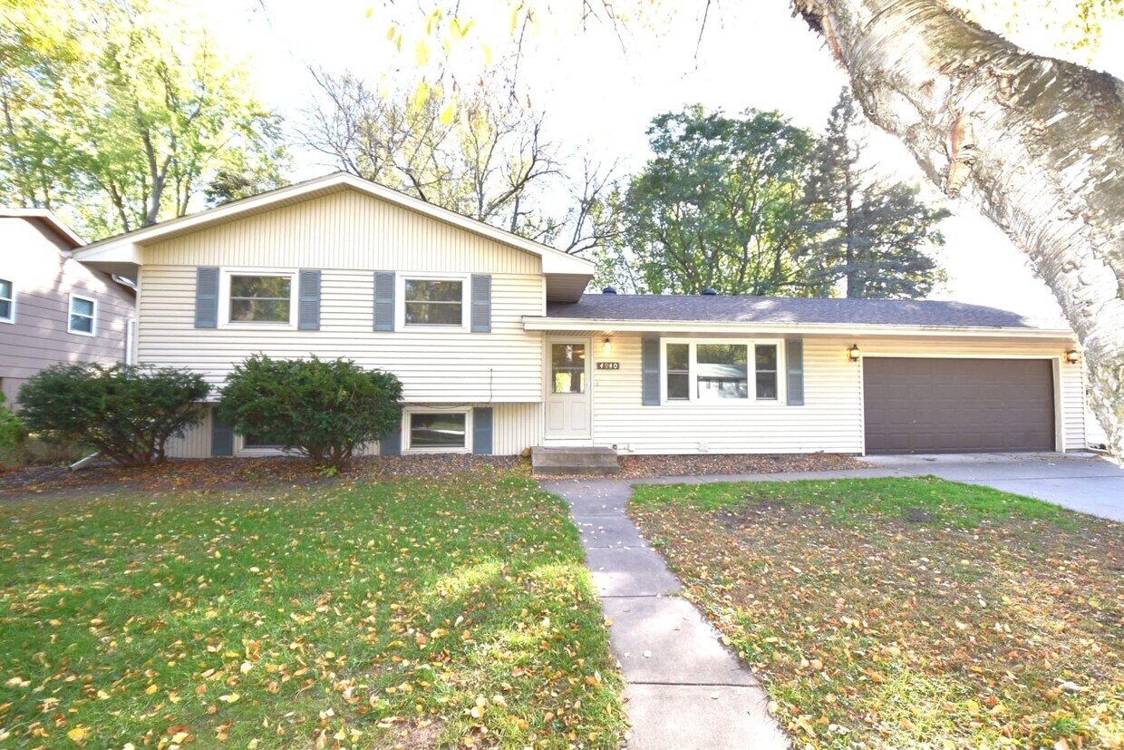 4940 105th Ln NE House Rental in Circle Pines, MN