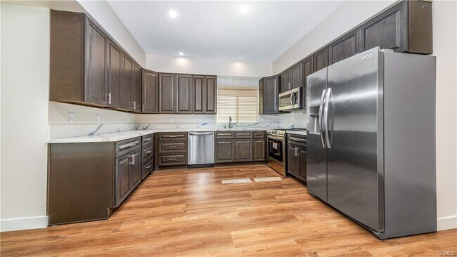 Foto del edificio - 17158 Chatsworth St